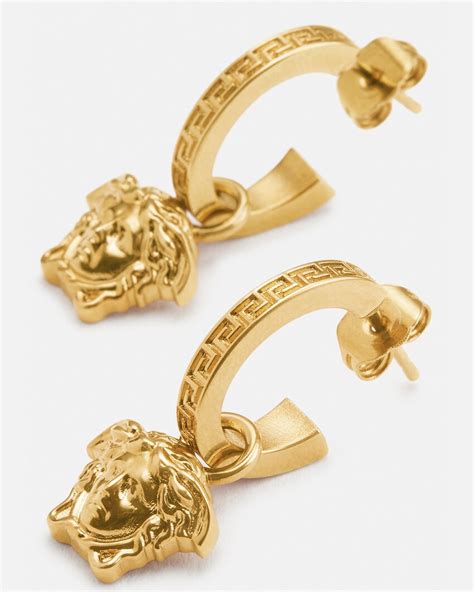 La Medusa Greca hoop earrings in gold .